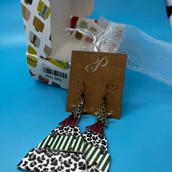 Christmas Tree Plunder earrings~So cute 🎄Leopard mixed in - Picture 3 of 3